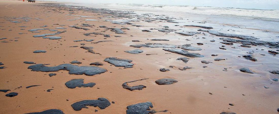 Corpo de Bombeiros retira 3 toneladas de óleo da praia do Conde