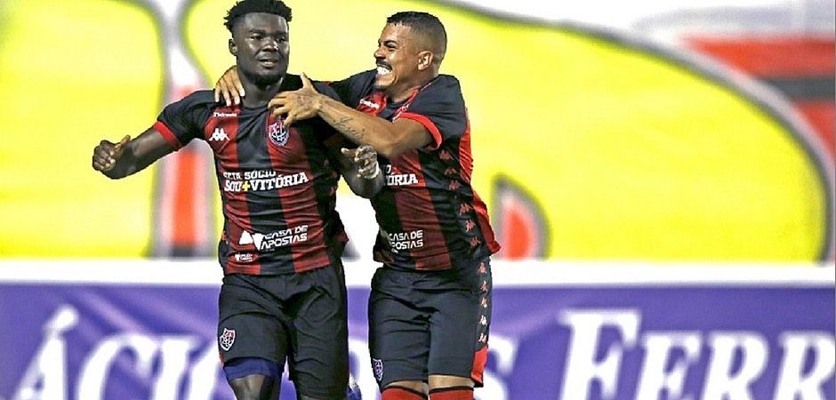 Caicedo comemora os gols marcados e fala em ‘sair definitivamente da zona do rebaixamento’