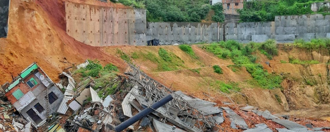 Salvador: casas condenadas na Fazenda Grande do Retiro desabam