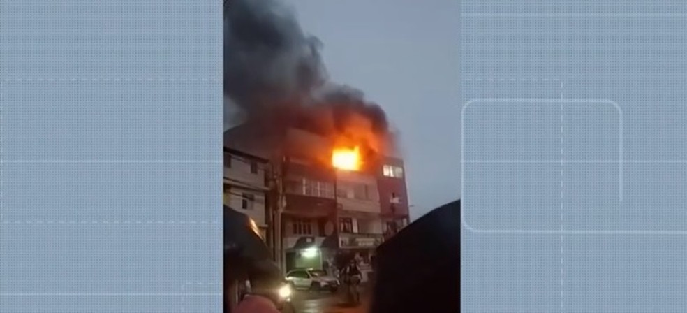 Incêndio atinge imóvel no bairro do Nordeste de Amaralina, em Salvador
