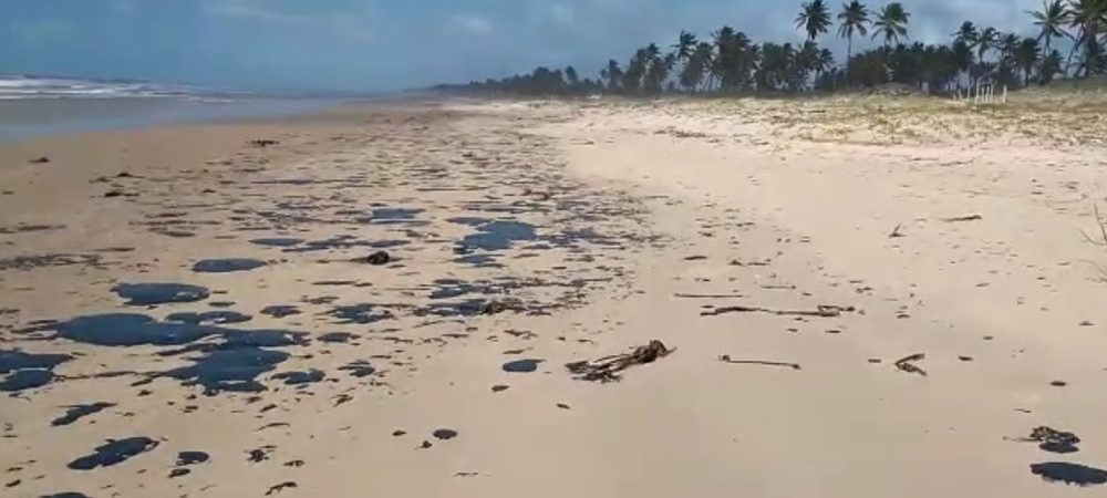 Bahia registra mais uma cidade atingida por óleo que apareceu no litoral do Nordeste