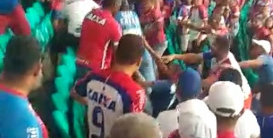 Vídeo: Torcedores do Bahia brigam entre si após derrota na Fonte Nova