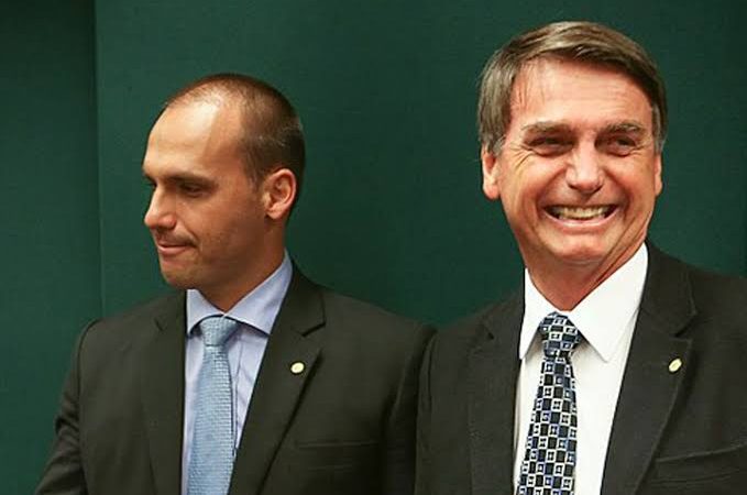 ‘Cobre você dele. Ele é independente’, responde Bolsonaro à jornalistas que questionaram sobre fala de seu filho Eduardo