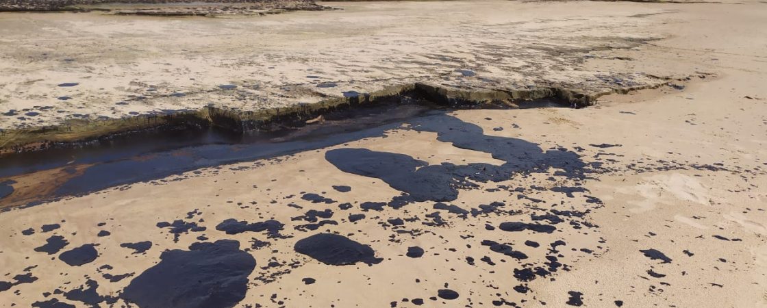 Defesa Civil de Camaçari está em alerta após mancha de óleo atingir praia no Conde