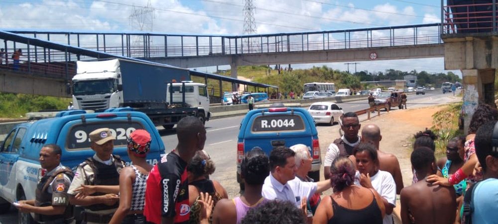 Ônibus deixam de entrar no Bosque das Bromélias, após protesto contra morte de moradora