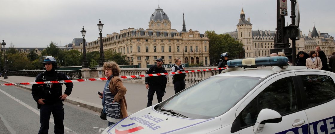 Ataque com faca contra policiais deixa mortos no centro de Paris