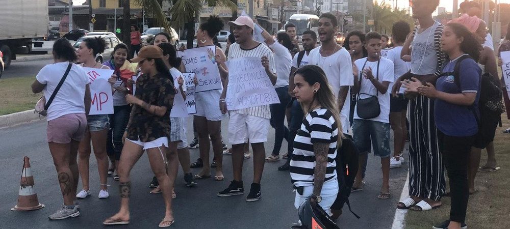 Amigos e familiares de homem vítima de homofobia em Camaçari fazem protesto contra a violência