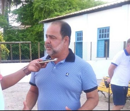 Secretário fala das ações adotadas pelo município após manchas de óleo surgirem em praias de Camaçari