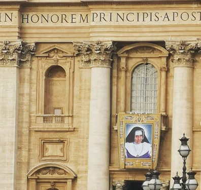 Irmã Dulce: foto da futura santa é colocada no Vaticano