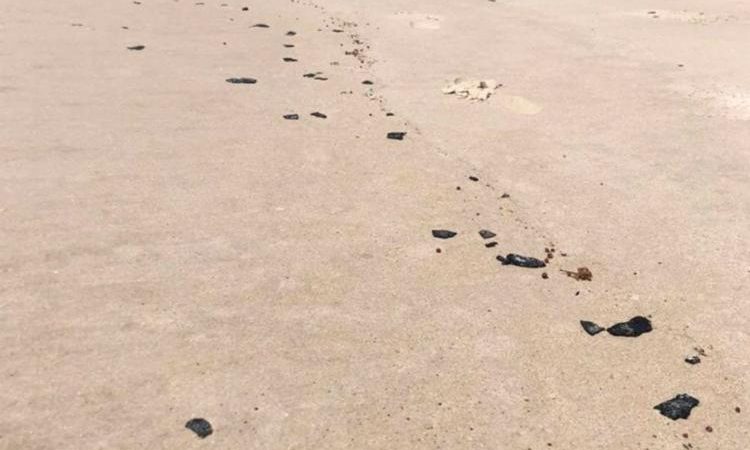 Manchas de óleo atingem praias de Ilhéus e Itacaré