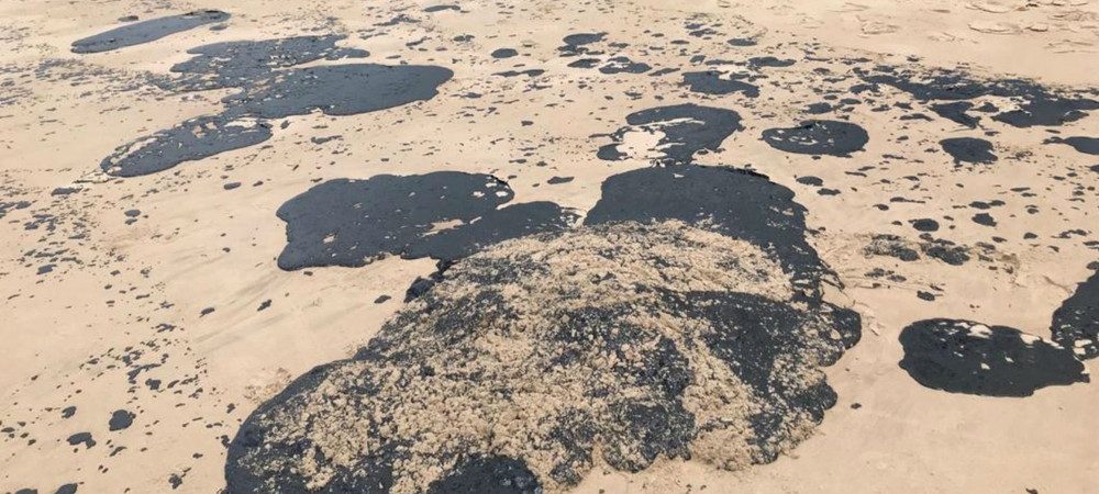 Praia da Pituba, em Salvador, é atingida nesta manhã (16) por manchas de óleo