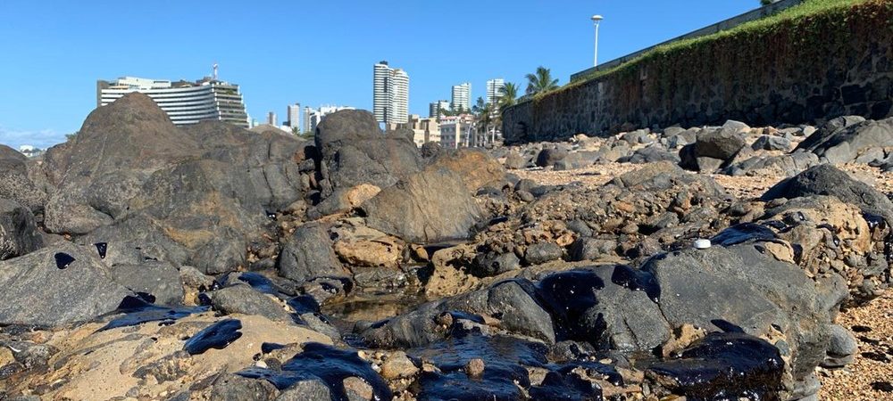 Praias de Ondina e Farol da Barra, em Salvador, são afetadas por manchas de óleo
