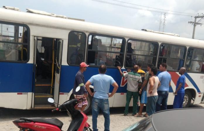 Dois homens são executados dentro de ônibus em Candeias