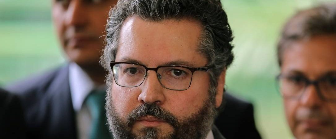 Ministro Ernesto Araújo pede licença médica para ‘tratamento de saúde’