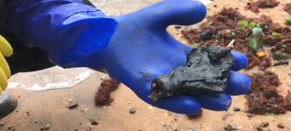 Fragmentos de óleo são encontrados em praia de Vitória, no Espírito Santo
