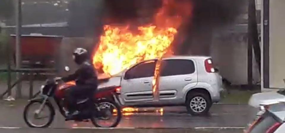 Carro pega fogo em Lauro de Freitas e complica o trânsito nesta terça (26)