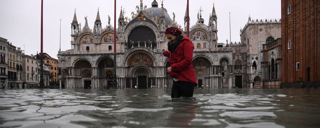 Mundo: Maré alta histórica afeta a cidade de Veneza