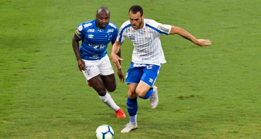 Empate deixa Cruzeiro na beira da degola e decreta rebaixamento do Avaí