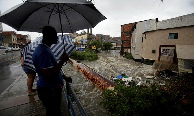 Mais 470 pessoas estão desabrigadas após fortes chuvas em Salvador