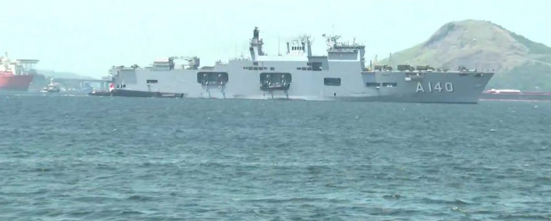 Marinha envia dois de seus maiores navios para auxiliarem no combate ao óleo que contamina praias do NE