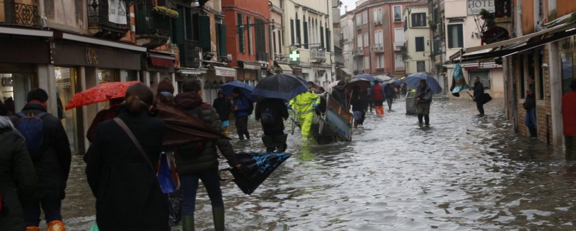 Duas mortes são registradas após inundações em Veneza, na Itália