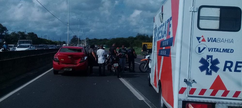 BR-324: batida entre carro e moto deixa feridos e trânsito lento nesta manhã (18)