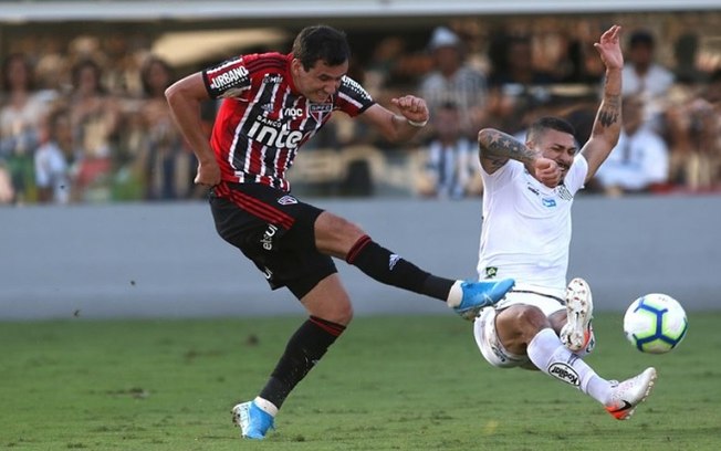 Em clássico bem movimentado, Santos e São Paulo empatam na Vila Belmiro