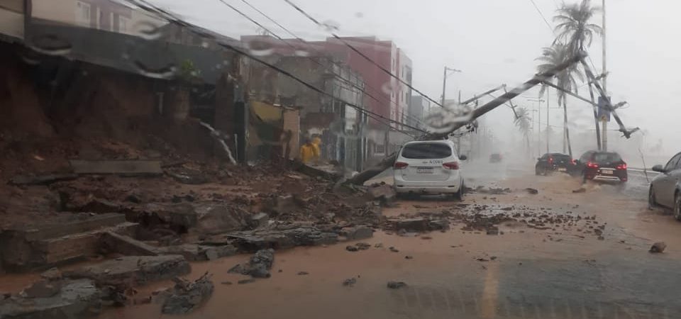 Vídeo: Imóvel e postes desabam na orla de Amaralina, em Salvador