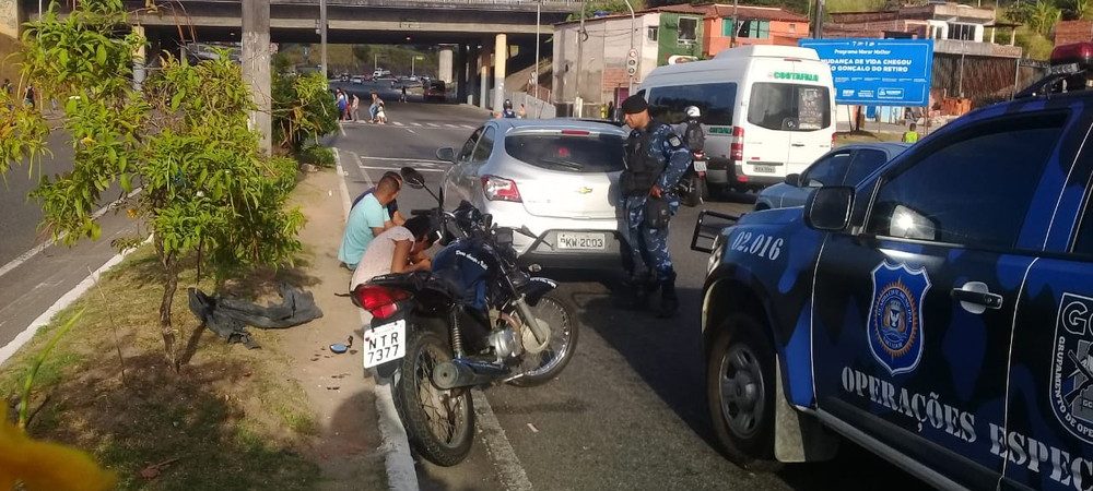 Colisão entre moto e carro deixa uma pessoa ferida em Salvador