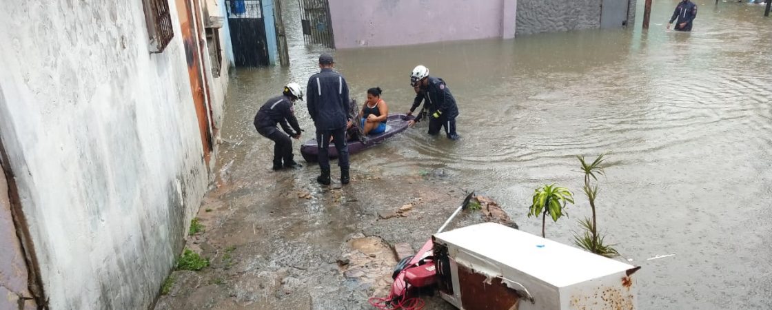 Bombeiros resgatam 24 pessoas ilhadas em Salvador