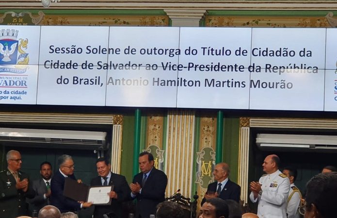 Vice-presidente Mourão recebe título de Cidadão Soteropolitano