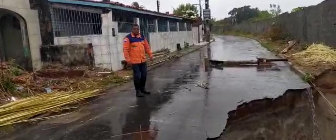 Chuva: Parte de rua desaba em Camaçari; veja vídeo