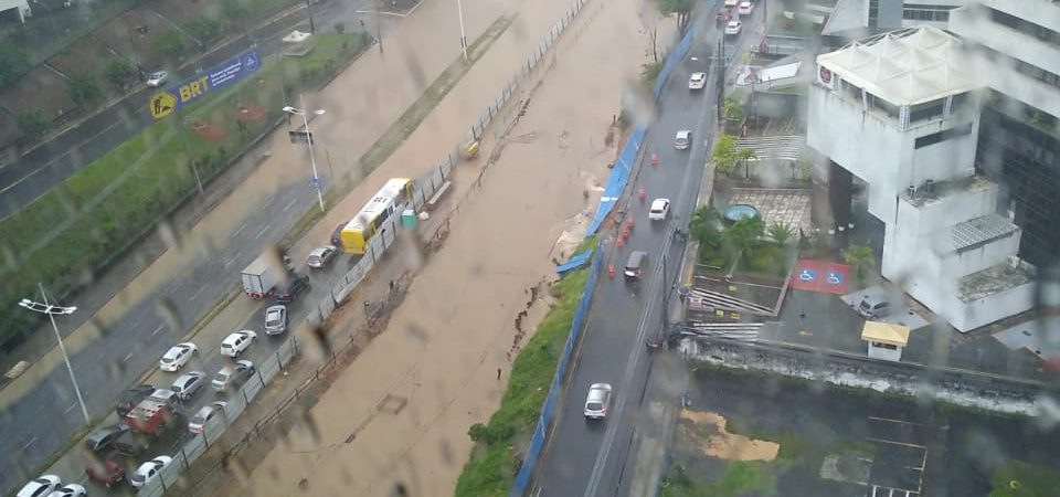 Vídeos: Chuva causa alagamentos e desabamentos em Salvador