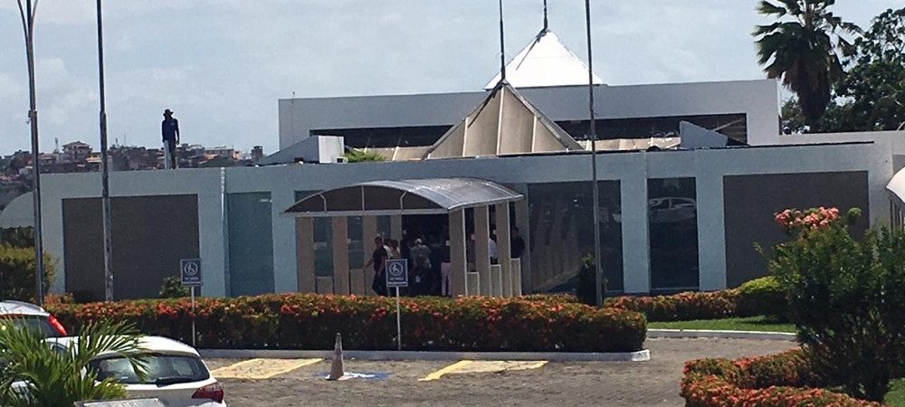 Corpo de Jesus Sangalo é levado para cremação em Salvador