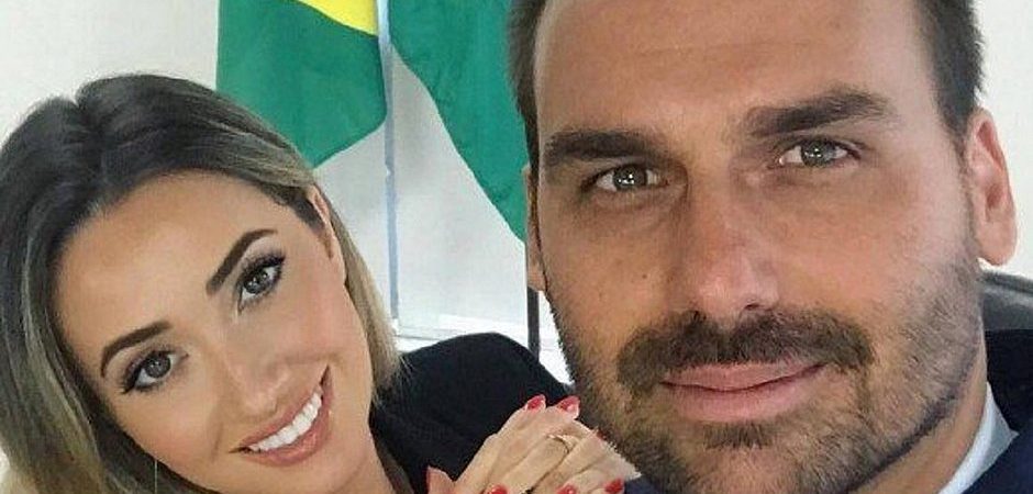 Esposa de Eduardo Bolsonaro diz que casal “passa perrengue” com salário de R$ 33 mil do marido