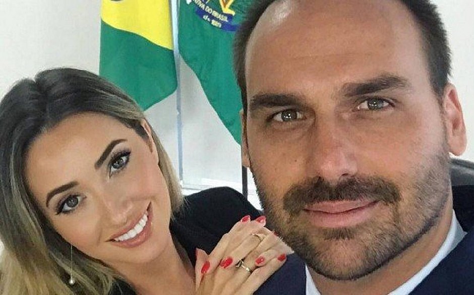 Esposa de Eduardo Bolsonaro diz que casal “passa perrengue” com salário