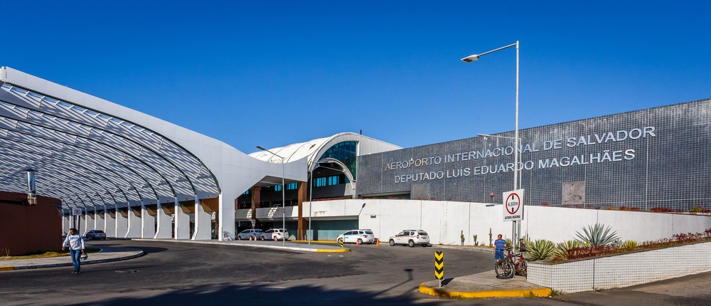 Bebê de colo fica ferido após cair no chão; a mãe tropeçou em estrutura do aeroporto de Salvador