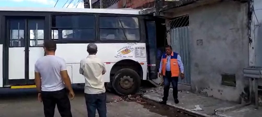 Vídeo: ônibus invade residência no bairro São Vicente, em Camaçari