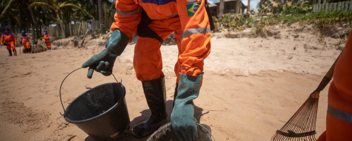 Defesa Civil retira mais manchas de óleo em praias de Camaçari