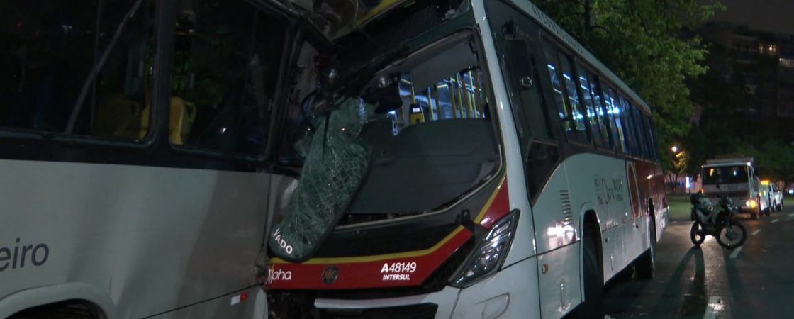 Acidente com dois ônibus deixa um morto e 20 feridos no Rio de Janeiro