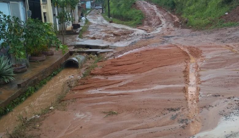 Chuva causa alagamentos e lama invade casas em rua de Simões Filho