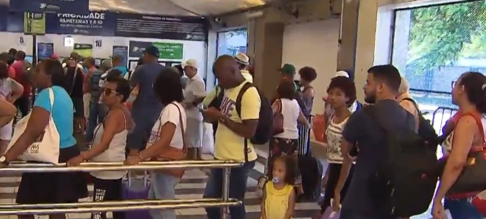 Um dia antes do início da ‘operação de final de ano’, ferry registra grande fila de passageiros