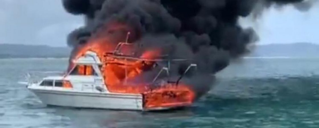 Lancha pega fogo e afunda na Ilha de Itaparica; 4 pessoas estavam na embarcação