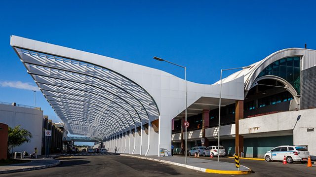 Cinco voos precisaram ser realocados do Aeroporto de Salvador na tarde de hoje (13)