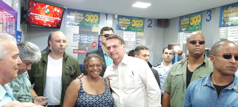 Bolsonaro vai a lotérica para fazer aposta na Mega da Virada