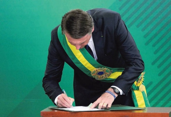 Bolsonaro revoga licitação da Presidência que excluiu o jornal Folha de S. Paulo