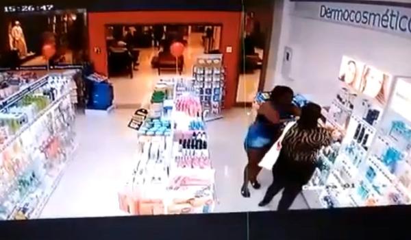 Mulheres roubam produtos de farmácia em shopping de Salvador; assista