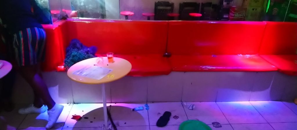 Homem é preso após destruir objetos e ameaçar clientes em bar LGBT de Salvador