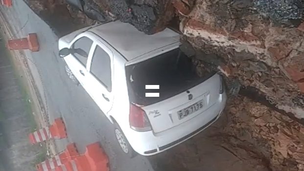 Carro derrapa e cai em vala na manhã desta terça (31), em Camaçari