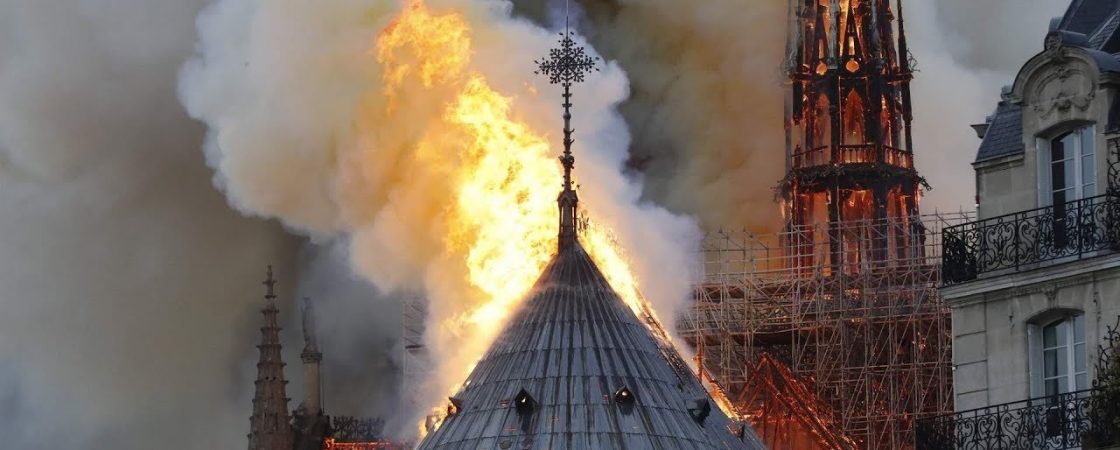 Após incêndio, reitor da Catedral de Notre-Dame diz que local está frágil e pode não ser salva